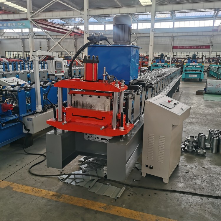 Roof panel standing seam roll former machine