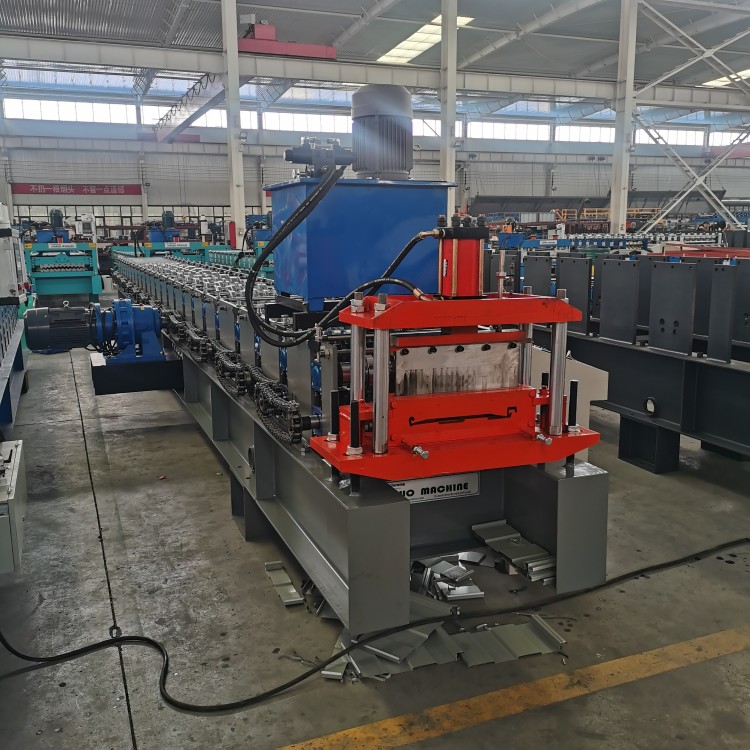 Standing seam roll forming machine