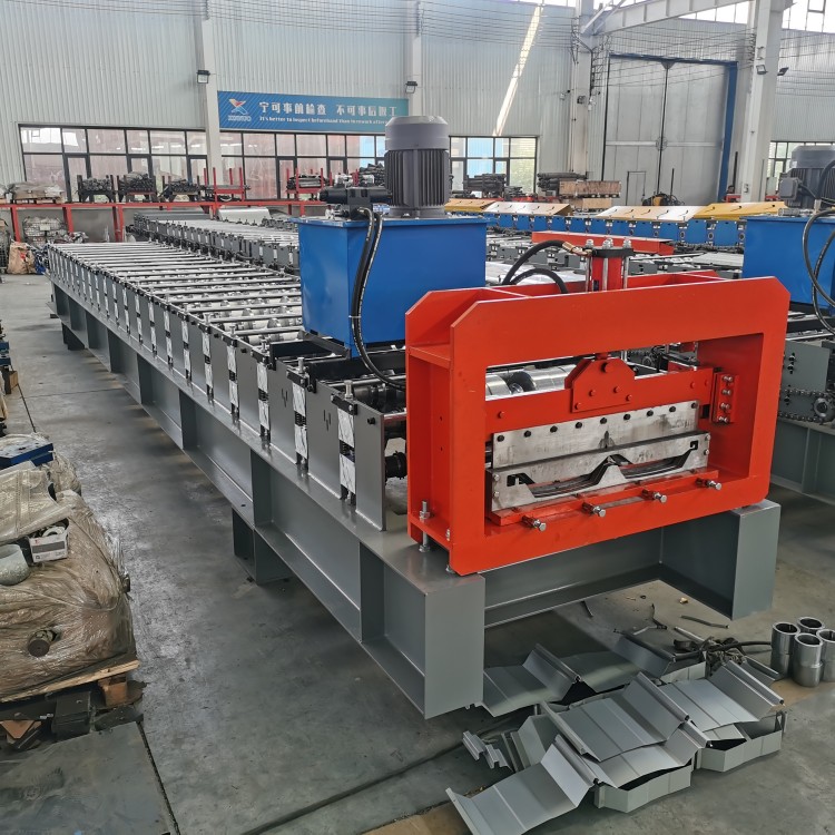 Self lock roofing sheet roll forming machine